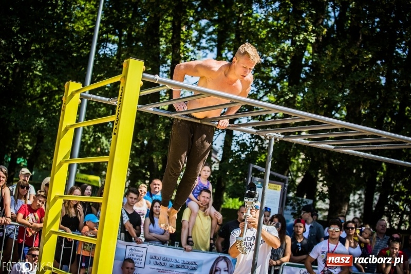 Zdjęcie w galerii na portalu naszraciborz.pl: Widowiskowe zawody na plaży. Trwają Ogólnopolskie Zawody Street Workout wiadomości z regionu