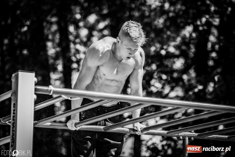 Zdjęcie w galerii na portalu naszraciborz.pl: Widowiskowe zawody na plaży. Trwają Ogólnopolskie Zawody Street Workout wiadomości z regionu