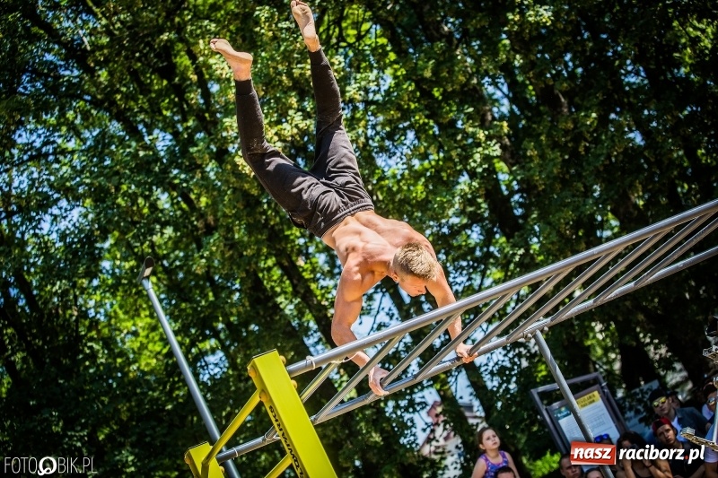 Zdjęcie w galerii na portalu naszraciborz.pl: Widowiskowe zawody na plaży. Trwają Ogólnopolskie Zawody Street Workout wiadomości z regionu