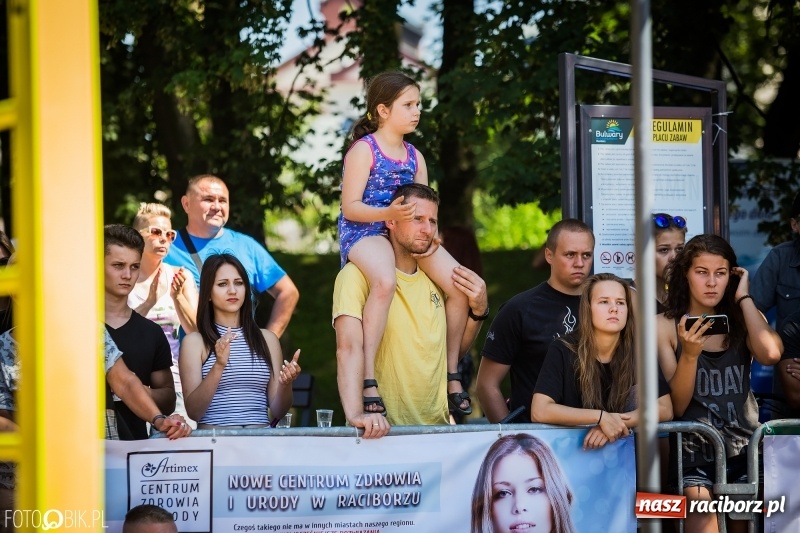 Zdjęcie w galerii na portalu naszraciborz.pl: Widowiskowe zawody na plaży. Trwają Ogólnopolskie Zawody Street Workout wiadomości z regionu