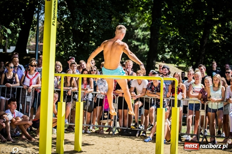 Zdjęcie w galerii na portalu naszraciborz.pl: Widowiskowe zawody na plaży. Trwają Ogólnopolskie Zawody Street Workout wiadomości z regionu