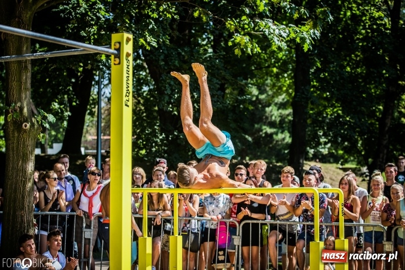 Zdjęcie w galerii na portalu naszraciborz.pl: Widowiskowe zawody na plaży. Trwają Ogólnopolskie Zawody Street Workout wiadomości z regionu