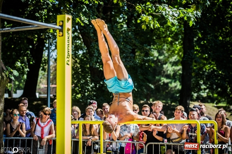 Zdjęcie w galerii na portalu naszraciborz.pl: Widowiskowe zawody na plaży. Trwają Ogólnopolskie Zawody Street Workout wiadomości z regionu
