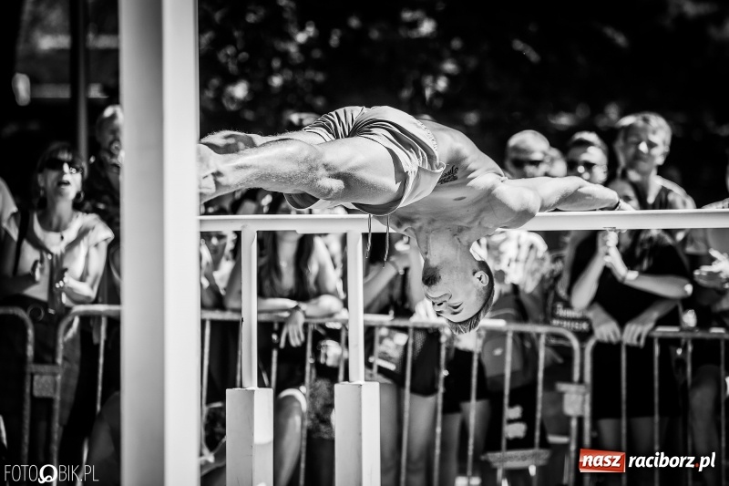 Zdjęcie w galerii na portalu naszraciborz.pl: Widowiskowe zawody na plaży. Trwają Ogólnopolskie Zawody Street Workout wiadomości z regionu