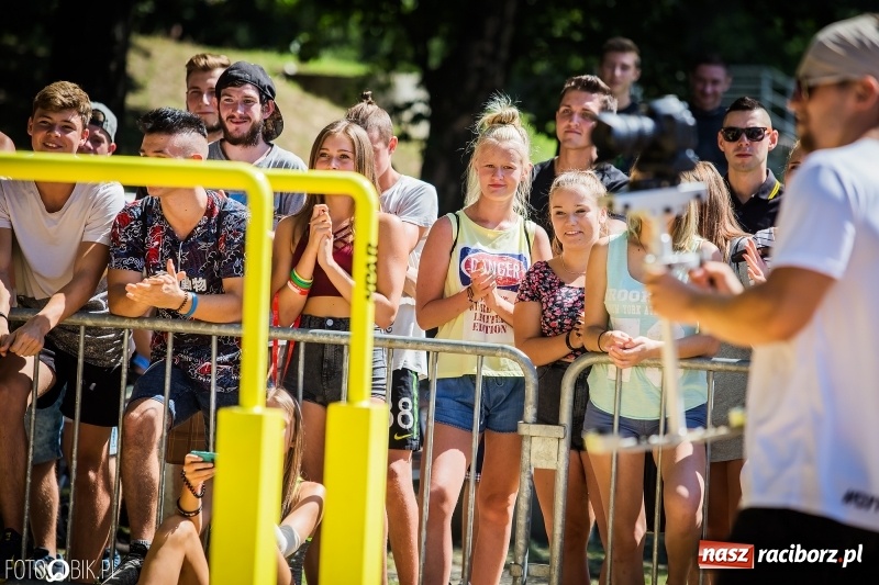 Zdjęcie w galerii na portalu naszraciborz.pl: Widowiskowe zawody na plaży. Trwają Ogólnopolskie Zawody Street Workout wiadomości z regionu