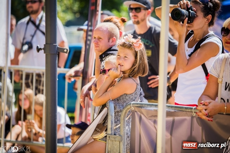Zdjęcie w galerii na portalu naszraciborz.pl: Widowiskowe zawody na plaży. Trwają Ogólnopolskie Zawody Street Workout wiadomości z regionu
