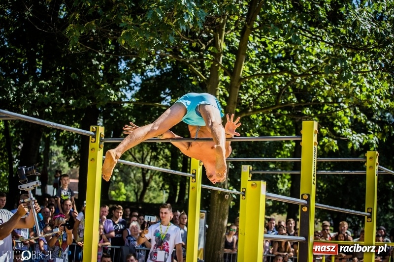 Zdjęcie w galerii na portalu naszraciborz.pl: Widowiskowe zawody na plaży. Trwają Ogólnopolskie Zawody Street Workout wiadomości z regionu