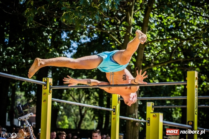 Zdjęcie w galerii na portalu naszraciborz.pl: Widowiskowe zawody na plaży. Trwają Ogólnopolskie Zawody Street Workout wiadomości z regionu