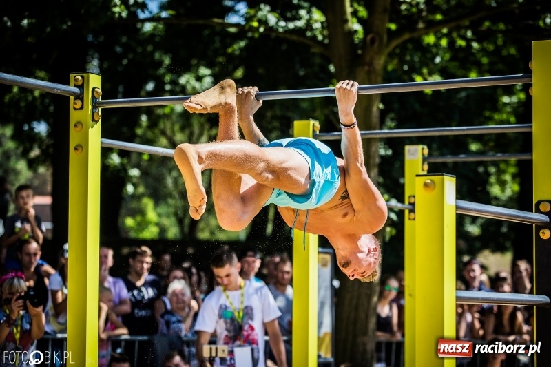 Zdjęcie w galerii na portalu naszraciborz.pl: Widowiskowe zawody na plaży. Trwają Ogólnopolskie Zawody Street Workout wiadomości z regionu