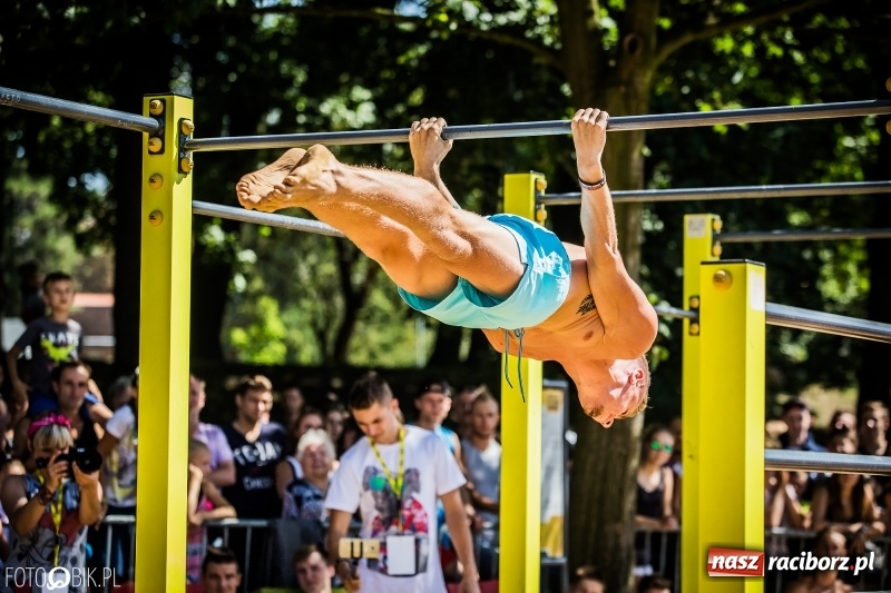 Zdjęcie w galerii na portalu naszraciborz.pl: Widowiskowe zawody na plaży. Trwają Ogólnopolskie Zawody Street Workout wiadomości z regionu