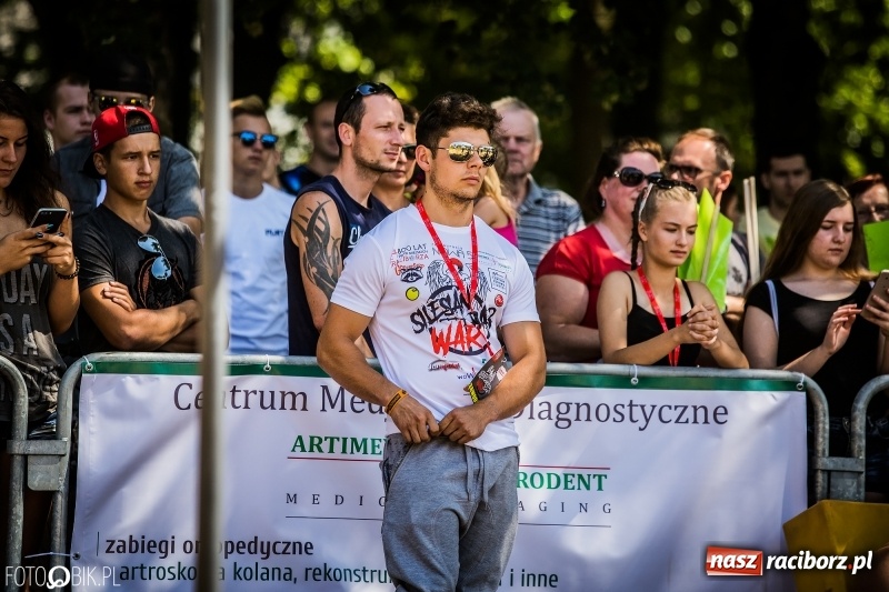 Zdjęcie w galerii na portalu naszraciborz.pl: Widowiskowe zawody na plaży. Trwają Ogólnopolskie Zawody Street Workout wiadomości z regionu