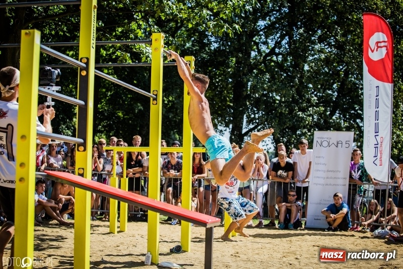 Zdjęcie w galerii na portalu naszraciborz.pl: Widowiskowe zawody na plaży. Trwają Ogólnopolskie Zawody Street Workout wiadomości z regionu