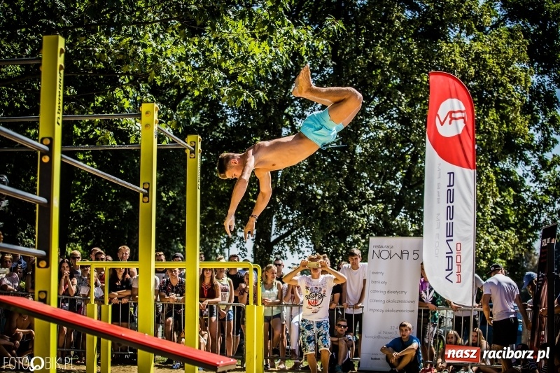 Zdjęcie w galerii na portalu naszraciborz.pl: Widowiskowe zawody na plaży. Trwają Ogólnopolskie Zawody Street Workout wiadomości z regionu