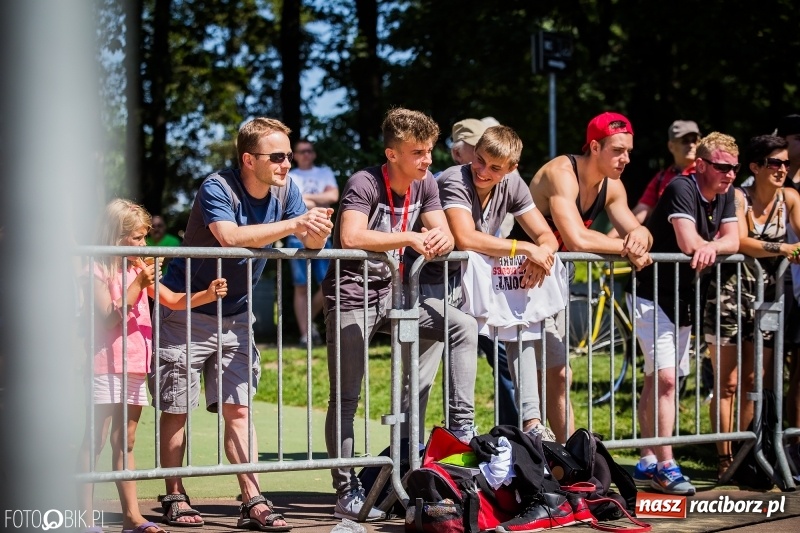 Zdjęcie w galerii na portalu naszraciborz.pl: Widowiskowe zawody na plaży. Trwają Ogólnopolskie Zawody Street Workout wiadomości z regionu