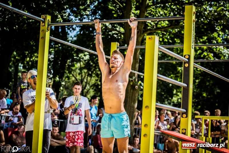 Zdjęcie w galerii na portalu naszraciborz.pl: Widowiskowe zawody na plaży. Trwają Ogólnopolskie Zawody Street Workout wiadomości z regionu