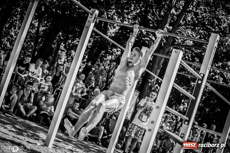 Zdjęcie w galerii na portalu naszraciborz.pl: Widowiskowe zawody na plaży. Trwają Ogólnopolskie Zawody Street Workout wiadomości z regionu