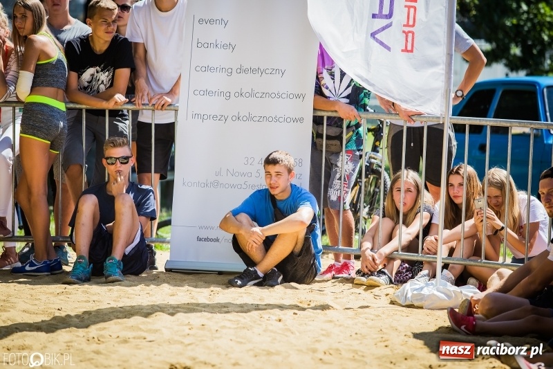 Zdjęcie w galerii na portalu naszraciborz.pl: Widowiskowe zawody na plaży. Trwają Ogólnopolskie Zawody Street Workout wiadomości z regionu