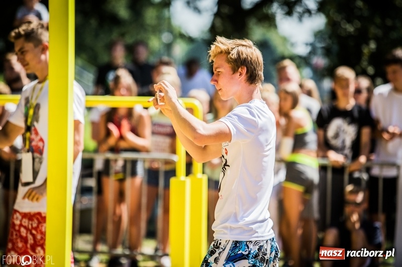 Zdjęcie w galerii na portalu naszraciborz.pl: Widowiskowe zawody na plaży. Trwają Ogólnopolskie Zawody Street Workout wiadomości z regionu