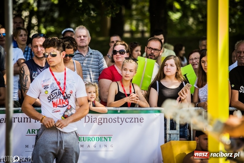 Zdjęcie w galerii na portalu naszraciborz.pl: Widowiskowe zawody na plaży. Trwają Ogólnopolskie Zawody Street Workout wiadomości z regionu