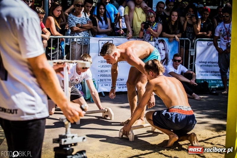 Zdjęcie w galerii na portalu naszraciborz.pl: Widowiskowe zawody na plaży. Trwają Ogólnopolskie Zawody Street Workout wiadomości z regionu