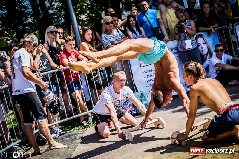 Zdjęcie w galerii na portalu naszraciborz.pl: Widowiskowe zawody na plaży. Trwają Ogólnopolskie Zawody Street Workout wiadomości z regionu