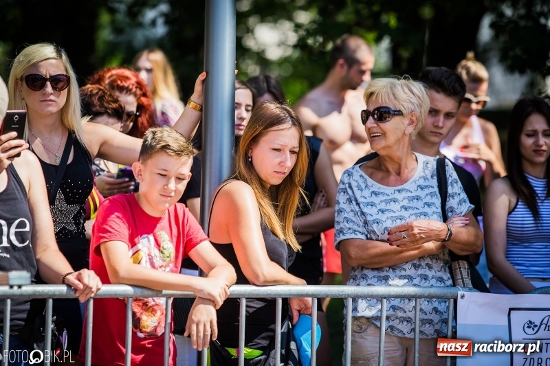 Zdjęcie w galerii na portalu naszraciborz.pl: Widowiskowe zawody na plaży. Trwają Ogólnopolskie Zawody Street Workout wiadomości z regionu