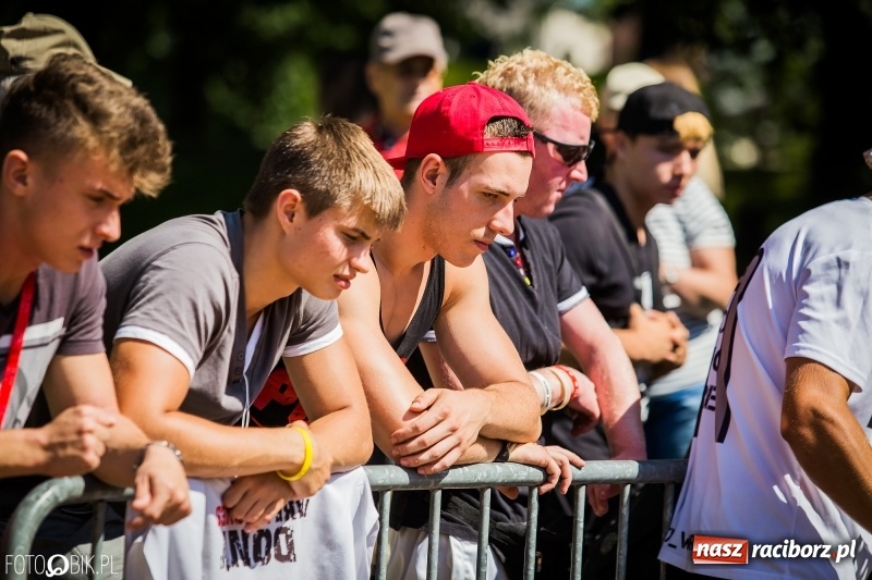 Zdjęcie w galerii na portalu naszraciborz.pl: Widowiskowe zawody na plaży. Trwają Ogólnopolskie Zawody Street Workout wiadomości z regionu