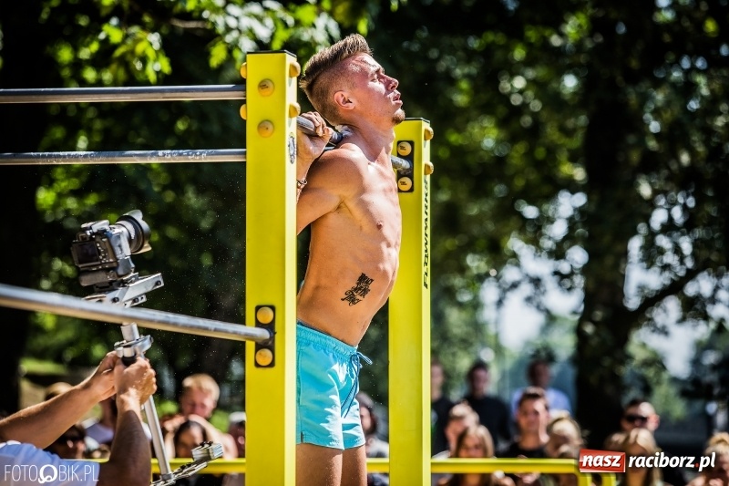 Zdjęcie w galerii na portalu naszraciborz.pl: Widowiskowe zawody na plaży. Trwają Ogólnopolskie Zawody Street Workout wiadomości z regionu