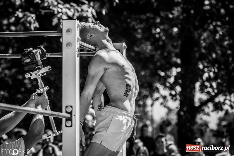 Zdjęcie w galerii na portalu naszraciborz.pl: Widowiskowe zawody na plaży. Trwają Ogólnopolskie Zawody Street Workout wiadomości z regionu
