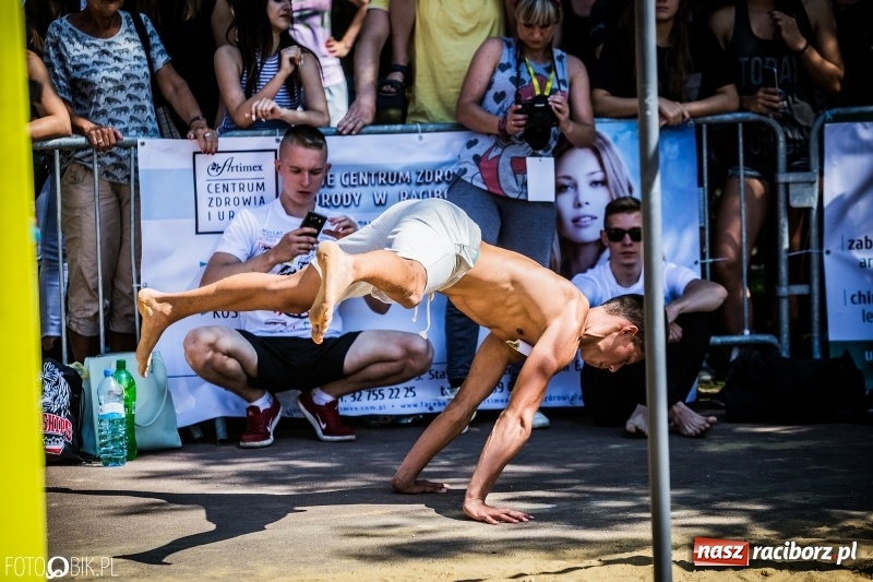 Zdjęcie w galerii na portalu naszraciborz.pl: Widowiskowe zawody na plaży. Trwają Ogólnopolskie Zawody Street Workout wiadomości z regionu