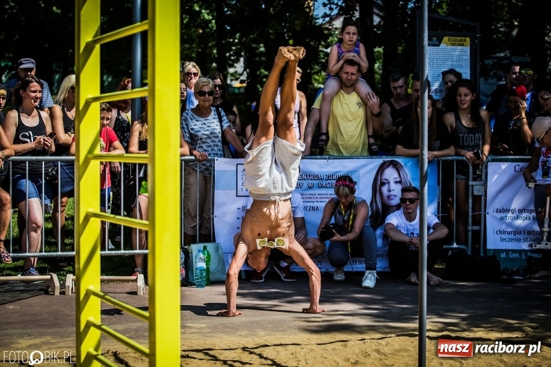 Zdjęcie w galerii na portalu naszraciborz.pl: Widowiskowe zawody na plaży. Trwają Ogólnopolskie Zawody Street Workout wiadomości z regionu