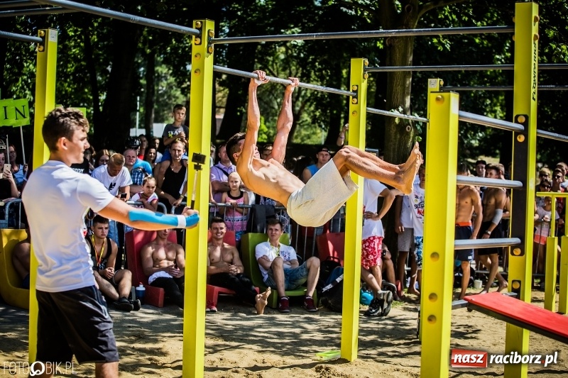 Zdjęcie w galerii na portalu naszraciborz.pl: Widowiskowe zawody na plaży. Trwają Ogólnopolskie Zawody Street Workout wiadomości z regionu