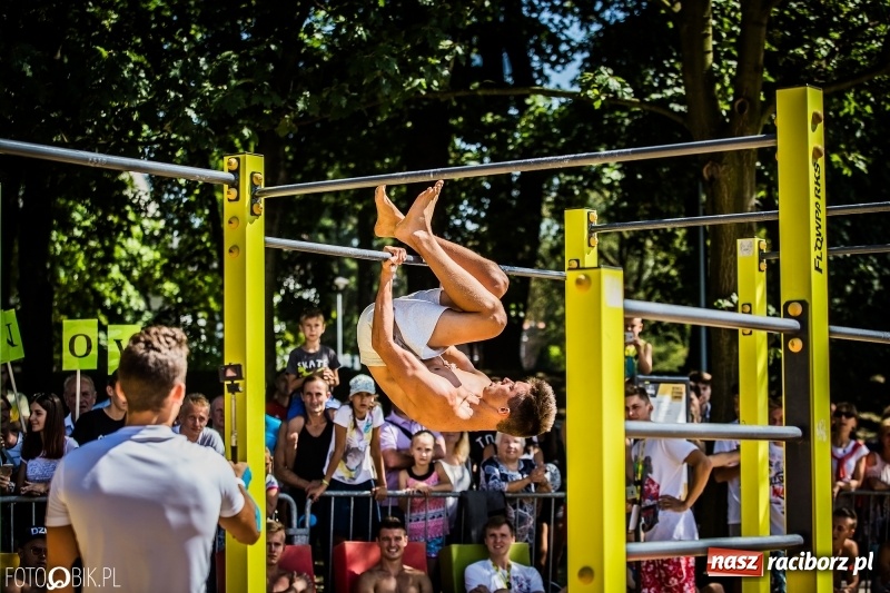Zdjęcie w galerii na portalu naszraciborz.pl: Widowiskowe zawody na plaży. Trwają Ogólnopolskie Zawody Street Workout wiadomości z regionu