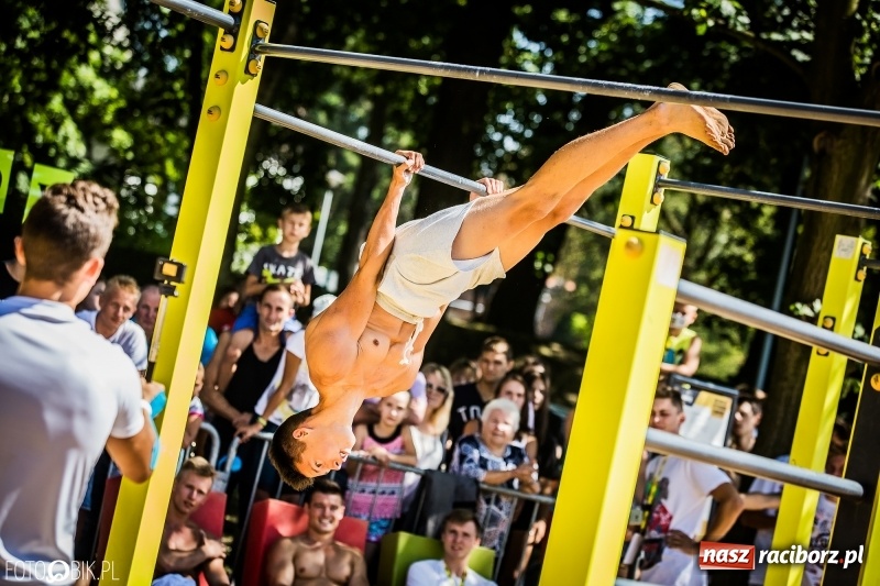 Zdjęcie w galerii na portalu naszraciborz.pl: Widowiskowe zawody na plaży. Trwają Ogólnopolskie Zawody Street Workout wiadomości z regionu