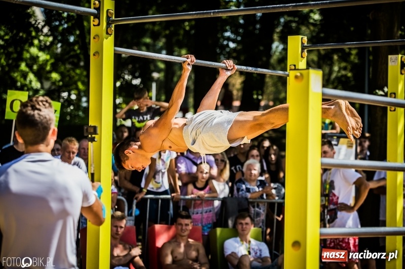 Zdjęcie w galerii na portalu naszraciborz.pl: Widowiskowe zawody na plaży. Trwają Ogólnopolskie Zawody Street Workout wiadomości z regionu