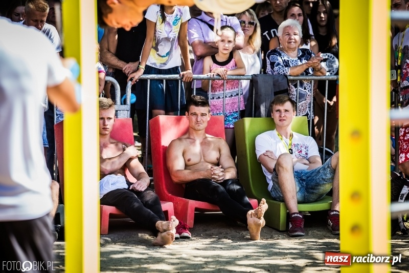 Zdjęcie w galerii na portalu naszraciborz.pl: Widowiskowe zawody na plaży. Trwają Ogólnopolskie Zawody Street Workout wiadomości z regionu