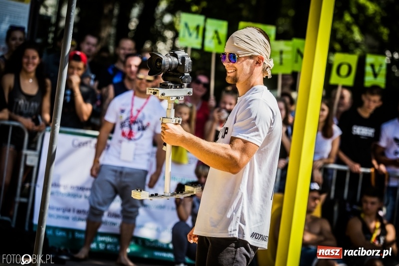 Zdjęcie w galerii na portalu naszraciborz.pl: Widowiskowe zawody na plaży. Trwają Ogólnopolskie Zawody Street Workout wiadomości z regionu