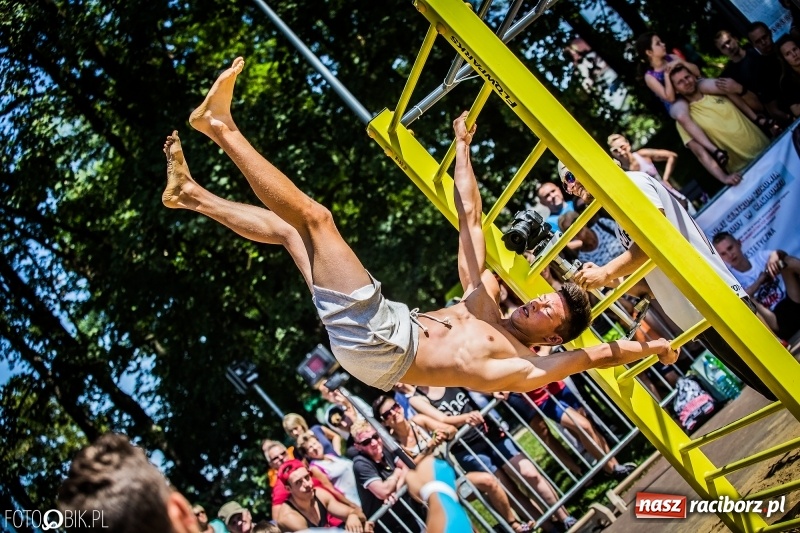 Zdjęcie w galerii na portalu naszraciborz.pl: Widowiskowe zawody na plaży. Trwają Ogólnopolskie Zawody Street Workout wiadomości z regionu
