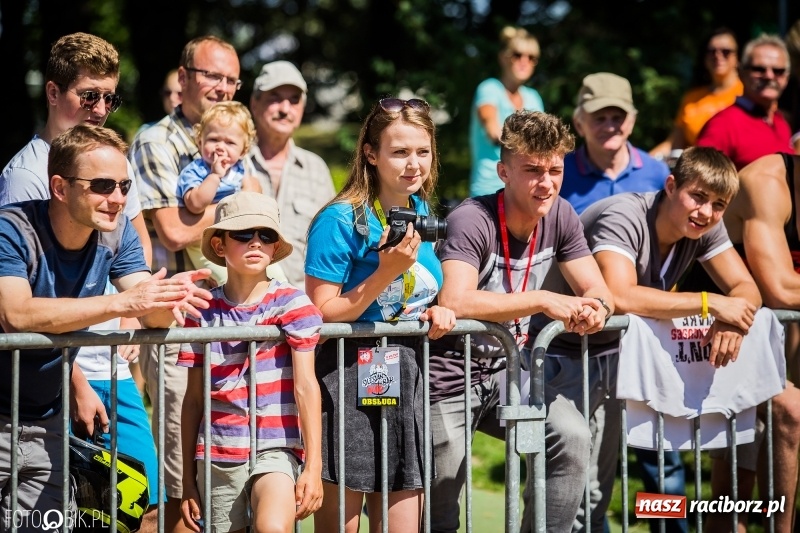 Zdjęcie w galerii na portalu naszraciborz.pl: Widowiskowe zawody na plaży. Trwają Ogólnopolskie Zawody Street Workout wiadomości z regionu