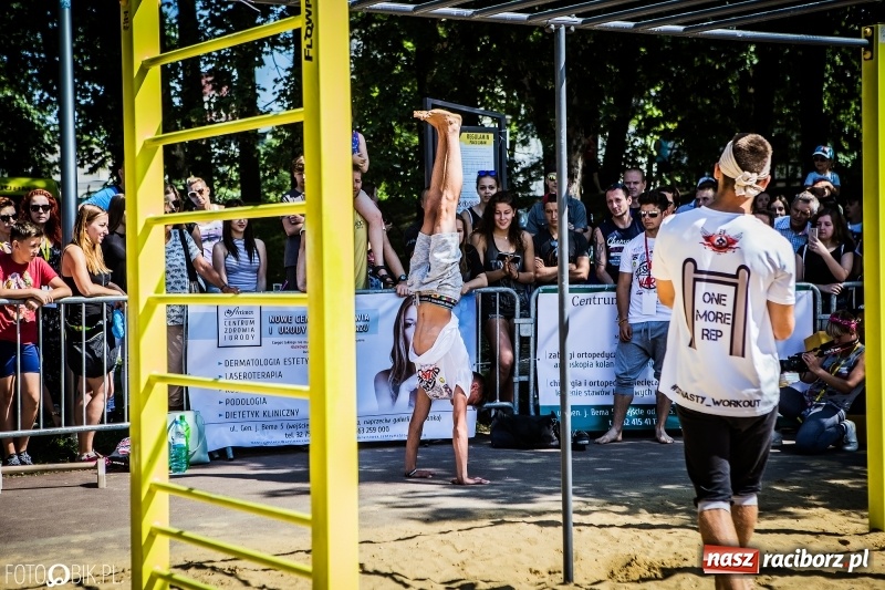 Zdjęcie w galerii na portalu naszraciborz.pl: Widowiskowe zawody na plaży. Trwają Ogólnopolskie Zawody Street Workout wiadomości z regionu