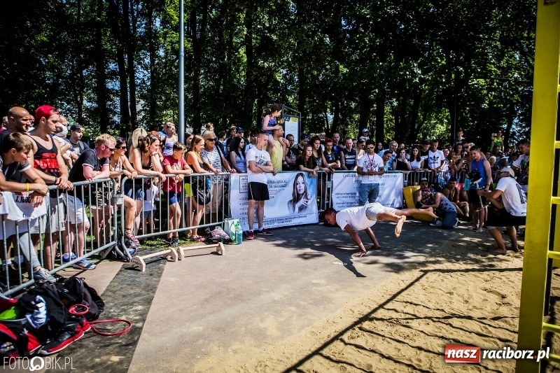 Zdjęcie w galerii na portalu naszraciborz.pl: Widowiskowe zawody na plaży. Trwają Ogólnopolskie Zawody Street Workout wiadomości z regionu