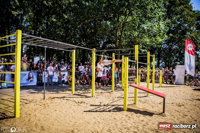 Zdjęcie w galerii na portalu naszraciborz.pl: Widowiskowe zawody na plaży. Trwają Ogólnopolskie Zawody Street Workout wiadomości z regionu