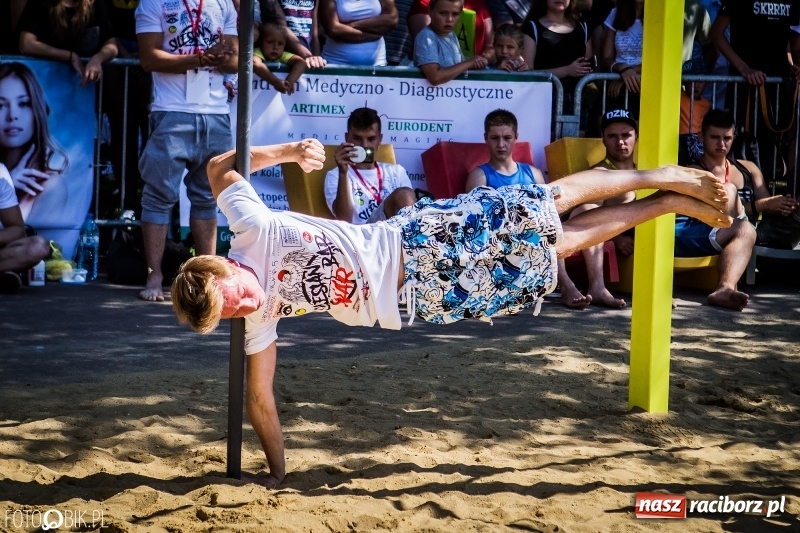 Zdjęcie w galerii na portalu naszraciborz.pl: Widowiskowe zawody na plaży. Trwają Ogólnopolskie Zawody Street Workout wiadomości z regionu