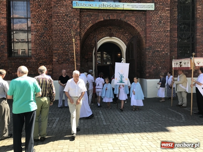 Zdjęcie w galerii na portalu naszraciborz.pl: Uroczysta suma odpustowa w parafii miejskiej i pożegnanie proboszcza wiadomości z regionu