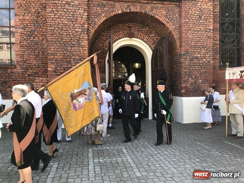 Zdjęcie w galerii na portalu naszraciborz.pl: Uroczysta suma odpustowa w parafii miejskiej i pożegnanie proboszcza wiadomości z regionu