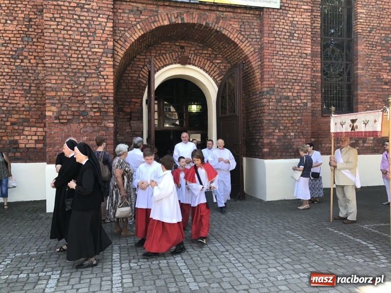 Zdjęcie w galerii na portalu naszraciborz.pl: Uroczysta suma odpustowa w parafii miejskiej i pożegnanie proboszcza wiadomości z regionu