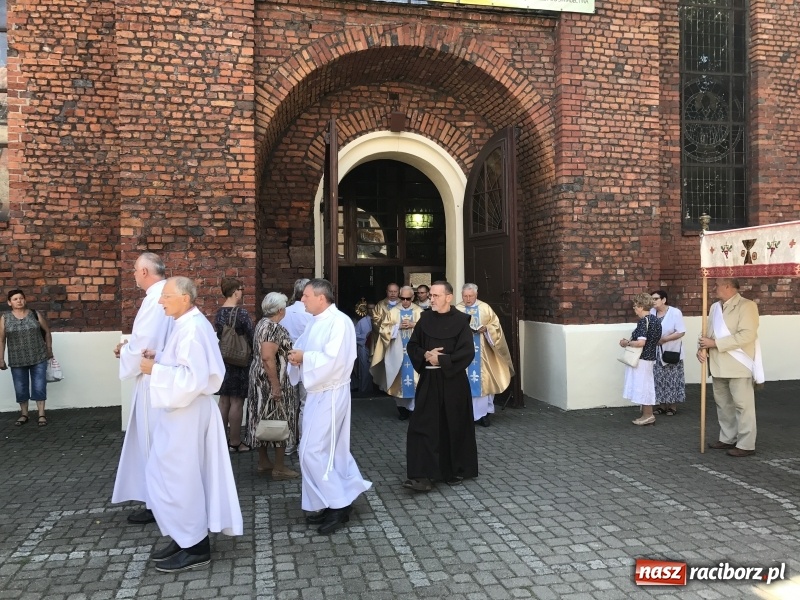Zdjęcie w galerii na portalu naszraciborz.pl: Uroczysta suma odpustowa w parafii miejskiej i pożegnanie proboszcza wiadomości z regionu