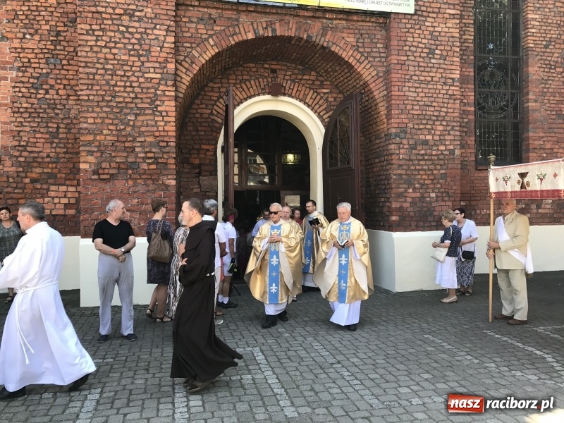Zdjęcie w galerii na portalu naszraciborz.pl: Uroczysta suma odpustowa w parafii miejskiej i pożegnanie proboszcza wiadomości z regionu