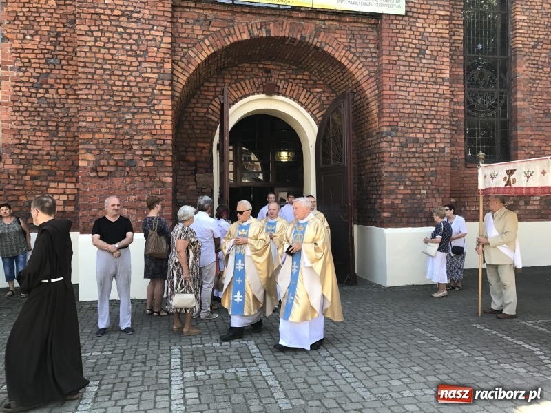 Zdjęcie w galerii na portalu naszraciborz.pl: Uroczysta suma odpustowa w parafii miejskiej i pożegnanie proboszcza wiadomości z regionu