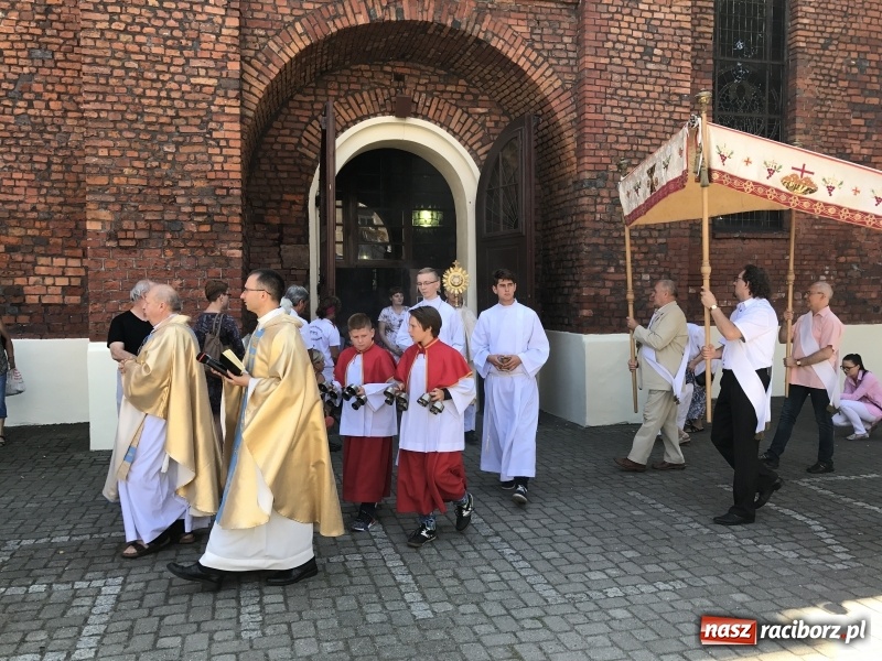 Zdjęcie w galerii na portalu naszraciborz.pl: Uroczysta suma odpustowa w parafii miejskiej i pożegnanie proboszcza wiadomości z regionu